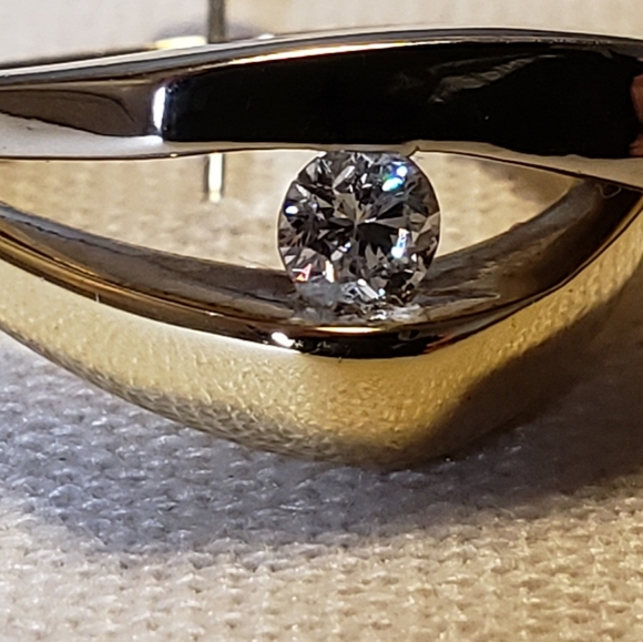 14kt tension set solitaire diamond ring. - Picture 6 of 7